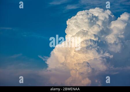 Nuvola su cielo blu. Nuvole di cumuli ad alta quota Foto Stock