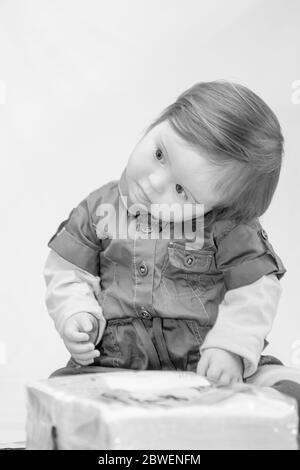 Bambino di 2 anni con la sindrome di Downs che gioca con allegria, Northampton, Inghilterra, Regno Unito. Foto Stock