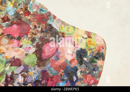 Immagine di sfondo minima di colori colorati artisti tavolozza spezzata con vernice su sfondo beige neutro, arte e ispirazione concetto, spazio copia Foto Stock