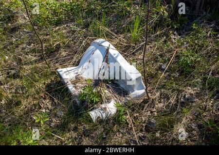 scarico vecchio recipiente bianco della toilette all'aperto Foto Stock