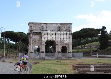 arco romano vicino al colosseo Foto Stock