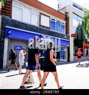 Persone che camminano oltre UN ramo di High Street della Nationwide Building Society Foto Stock