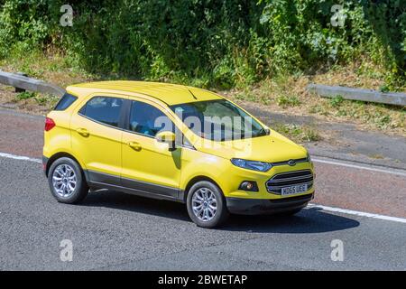 2015 giallo Ford Ecosport Zetec Turbo; veicoli veicolari in movimento, auto che guidano veicoli su strade del Regno Unito, motori, motori sulla M6 autostrada Foto Stock
