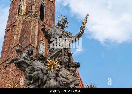Wroclaw, Polonia - 16 agosto 2019: Statua di San Giovanni Nepomuk di fronte alla Collegiata della Santa Croce e San Bartolomeo. Foto Stock