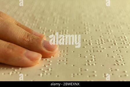 Lettura Braille. Donna cieca legge un libro in braille Foto Stock