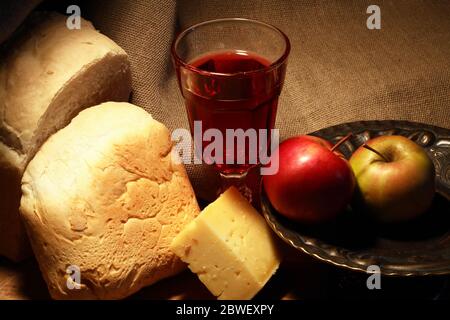 Pane bianco vicino al formaggio e frutta su fondo di tela Foto Stock