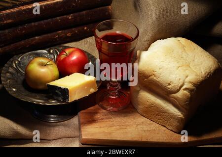 Pane bianco vicino al formaggio e frutta su fondo di tela Foto Stock