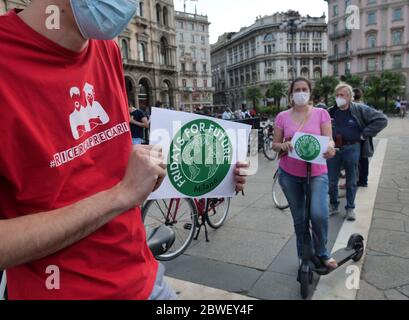 Milano, Italia. 31 maggio 2020. Venerdì per il futuro sciopero in bici in Piazza Duomo Milano, Lombardia. (Foto di Luca ponti/Pacific Press) Credit: Pacific Press Agency/Alamy Live News Foto Stock