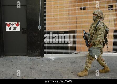 Los Angeles, Stati Uniti. 01 Giugno 2020. I membri della Guardia Nazionale sono visti all'angolo tra la 5th e Broadway nel centro di Los Angeles domenica 31 maggio 2020. La guardia è stata dispiegata dopo Gov. Gavin Newsom ha dichiarato lo stato di emergenza sabato per tutta la contea di Los Angeles e si prevede che faccia parte della risposta della città ai disordini in corso e alle dimostrazioni contro la brutalità della polizia a seguito della morte in custodia di George Floyd a Minneapolis il giorno del Memorial Day. Foto di Jim Ruymen/UPI Credit: UPI/Alamy Live News Foto Stock