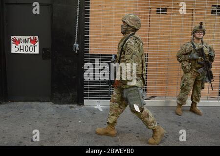 Los Angeles, Stati Uniti. 01 Giugno 2020. I membri della Guardia Nazionale sono visti all'angolo tra la 5th e Broadway nel centro di Los Angeles domenica 31 maggio 2020. La guardia è stata dispiegata dopo Gov. Gavin Newsom ha dichiarato lo stato di emergenza sabato per tutta la contea di Los Angeles e si prevede che faccia parte della risposta della città ai disordini in corso e alle dimostrazioni contro la brutalità della polizia a seguito della morte in custodia di George Floyd a Minneapolis il giorno del Memorial Day. Foto di Jim Ruymen/UPI Credit: UPI/Alamy Live News Foto Stock