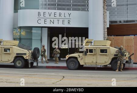 Los Angeles, Stati Uniti. 01 Giugno 2020. I membri della Guardia Nazionale sono visti assicurare il perimetro del Beverly Center a Los Angeles Domenica 31 Maggio 2020. La guardia è stata dispiegata dopo Gov. Gavin Newsom ha dichiarato lo stato di emergenza sabato per tutta la contea di Los Angeles e si prevede che faccia parte della risposta della città ai disordini in corso e alle dimostrazioni contro la brutalità della polizia a seguito della morte in custodia di George Floyd a Minneapolis il giorno del Memorial Day. Foto di Jim Ruymen/UPI Credit: UPI/Alamy Live News Foto Stock