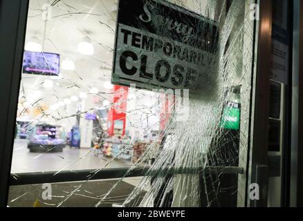 (200601) -- NEW YORK, 1 giugno 2020 (Xinhua) -- UNA porta di un negozio è danneggiata durante una protesta contro la brutalità della polizia a Manhattan di New York, Stati Uniti, 31 maggio 2020. (Xinhua/Wang Ying) Foto Stock