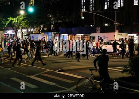 (200601) -- NEW YORK, 1 giugno 2020 (Xinhua) -- manifestanti protestano contro la brutalità della polizia a Manhattan di New York, Stati Uniti, 31 maggio 2020. (Xinhua/Wang Ying) Foto Stock