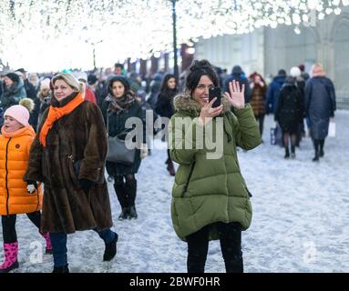 Mosca, Russia - 2 gen. 2019 turisti e moscoviti su Nikolskaya - strada pedonale nel centro della città Foto Stock