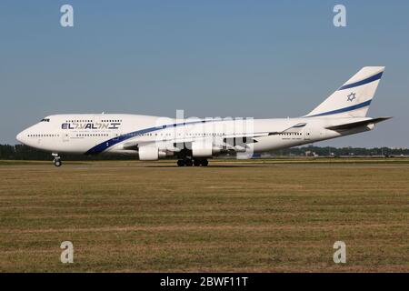 El al Israel Airlines Boeing 747-400 con registrazione 4X-ELD in volo sulla Tax-way V dell'aeroporto di Amsterdam Schiphol. Foto Stock