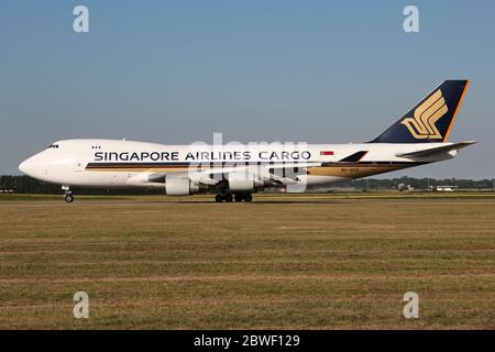 Singapore Airlines Cargo Boeing 747-400F con registrazione 9V-SFD in volo sulla Taxiway V dell'aeroporto di Amsterdam Schiphol. Foto Stock