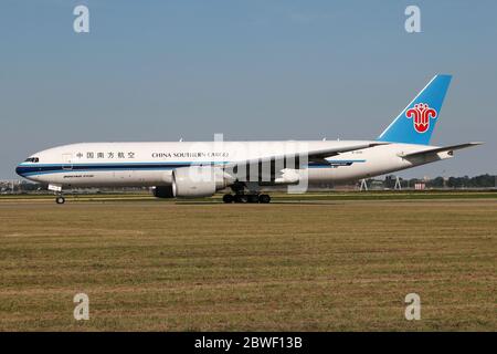 Cina Cargo Boeing 777F meridionale con registrazione B-2081 in aereo sulla Taxiway V dell'aeroporto di Amsterdam Schiphol. Foto Stock