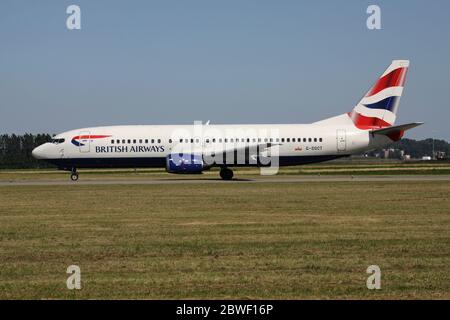 British Airways Boeing 737-400 con registrazione G-DOCT in volo sulla Taxiway V dell'aeroporto di Amsterdam Schiphol. Foto Stock