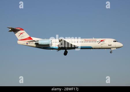 Tyrolean Airways Fokker 100 in Austrian Airlines livrea con registrazione OE-LVB in breve finale per l'aeroporto di Amsterdam Schiphol. Foto Stock