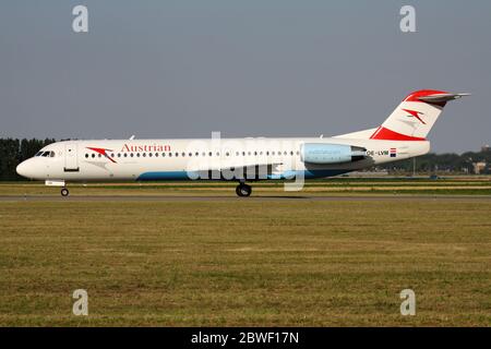 Tyrolean Airways Fokker 100 in Austrian Airlines livrea con registrazione OE-LVM in volo sulla Taxiway V dell'aeroporto di Amsterdam Schiphol. Foto Stock
