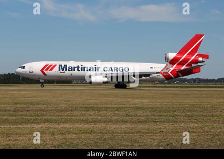 Olandese Martinair Cargo McDonnell Douglas MD-11 con registrazione PH-MCW in volo sulla Taxiway V dell'aeroporto di Amsterdam Schiphol. Foto Stock