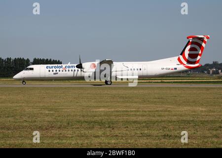 Polacco EuroLOT Bombardier DHC-8-400 Dash 8 con registrazione SP-EQA in rotazione sulla Taxiway V dell'aeroporto di Amsterdam Schiphol. Foto Stock