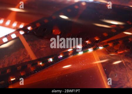 Viersen, Germania - 1 giugno. 2020: Primo piano di vecchie filmstrip isolate (fuoco al centro) Foto Stock