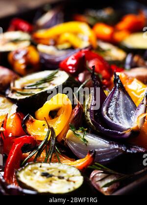 Verdure arrosto al forno con timo e rosmarino Foto Stock