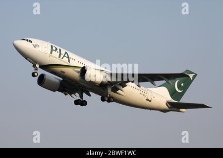 PIA Pakistan International Airlines Airbus A310-300 con registrazione AP-BDZ solo aereo all'aeroporto di Amsterdam Schiphol. Foto Stock