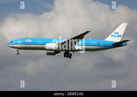 Olandese KLM Boeing 777-200 con iscrizione PH-BQC in finale per l'aeroporto Schiphol di Amsterdam. Foto Stock