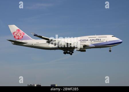 China Airlines Boeing 747-400 con registrazione B-18201 in finale per l'aeroporto Schiphol di Amsterdam. Foto Stock