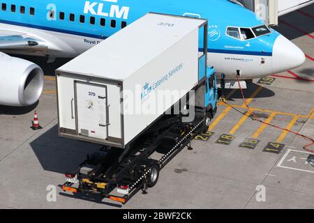 KLM Catering Services Truck che serve KLM Boeing 737 all'aeroporto Schiphol di Amsterdam. Foto Stock