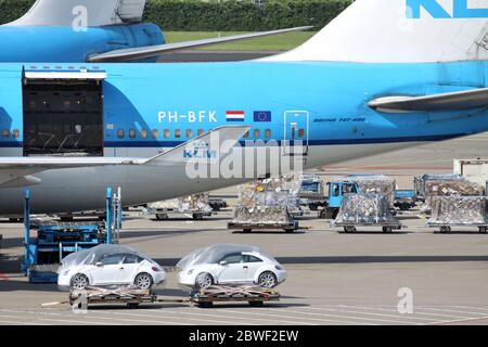 Trasporto aereo di KLM Boeing 747-400 all'aeroporto Schiphol di Amsterdam Foto Stock