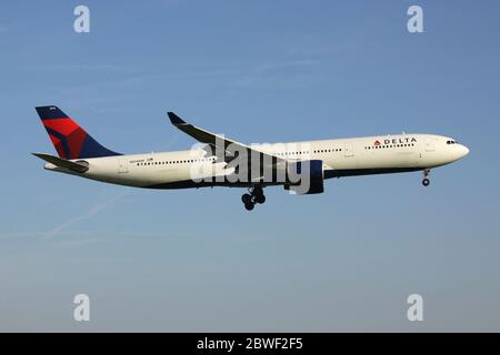 Delta Air Lines Airbus A330-300 con registrazione N814NW in breve finale per l'aeroporto di Amsterdam Schiphol. Foto Stock