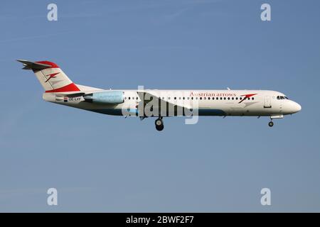 Tyrolean Airways Fokker 100 in Austria frecce livrea con registrazione OE-LVF in breve finale per l'aeroporto di Amsterdam Schiphol. Foto Stock