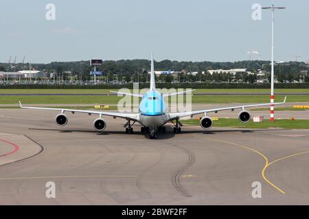 KLM Boeing 747-400 con registrazione PH-BFK tassando al gate dell'aeroporto di Amsterdam Schiphol. Foto Stock