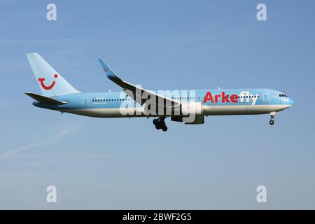 Olandese Arkefly Boeing 767-300 con iscrizione PH-OYE in breve finale per l'aeroporto Schiphol di Amsterdam. Foto Stock