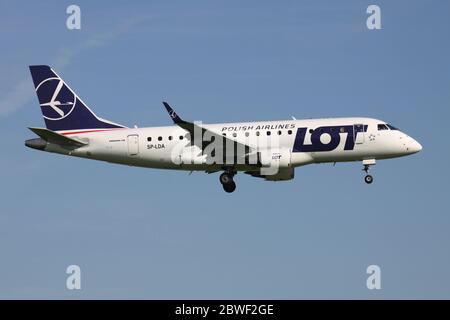 LOT Polish Airlines Embraer 170 con registrazione SP-LDA in finale per l'aeroporto di Amsterdam Schiphol. Foto Stock