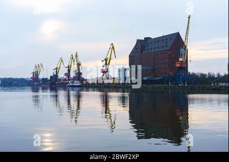 Macchine ed attrezzature nel porto marittimo, porto marittimo commerciale, Mar Baltico, Europa orientale, Russia, Kaliningrad, 21 dicembre 2019 Foto Stock