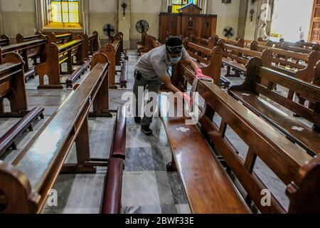 Manila, Filippine. 1 Giugno 2020. Un lavoratore che indossa una maschera facciale pulisce le pedine in una chiesa il primo giorno in cui le restrizioni di blocco COVID-19 sono state attenuate a Manila, le Filippine, 1 giugno 2020. Il governo filippino ha annunciato che le Filippine faciliteranno ulteriormente le restrizioni di blocco in Metro Manila dal 1 giugno per consentire a più imprese e trasporti di riaprirsi nella speranza di riavviare l'economia. Credit: Rouelle Umali/Xinhua/Alamy Live News Foto Stock