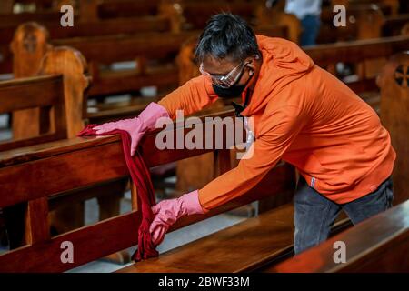 Manila, Filippine. 1 Giugno 2020. Un lavoratore che indossa una maschera facciale pulisce le pedine in una chiesa il primo giorno in cui le restrizioni di blocco COVID-19 sono state attenuate a Manila, le Filippine, 1 giugno 2020. Il governo filippino ha annunciato che le Filippine faciliteranno ulteriormente le restrizioni di blocco in Metro Manila dal 1 giugno per consentire a più imprese e trasporti di riaprirsi nella speranza di riavviare l'economia. Credit: Rouelle Umali/Xinhua/Alamy Live News Foto Stock