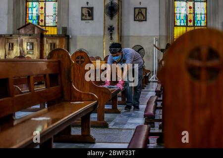 Manila, Filippine. 1 Giugno 2020. Un lavoratore che indossa una maschera facciale pulisce le pedine in una chiesa il primo giorno in cui le restrizioni di blocco COVID-19 sono state attenuate a Manila, le Filippine, 1 giugno 2020. Il governo filippino ha annunciato che le Filippine faciliteranno ulteriormente le restrizioni di blocco in Metro Manila dal 1 giugno per consentire a più imprese e trasporti di riaprirsi nella speranza di riavviare l'economia. Credit: Rouelle Umali/Xinhua/Alamy Live News Foto Stock