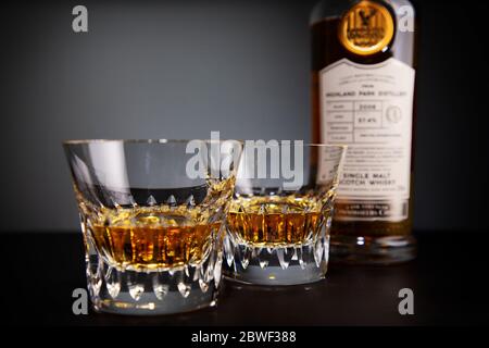 Gordon & MacPhail singolo whisky di malto con bicchieri Baccarat. Foto Stock