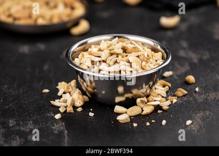 Lastra di ardesia con noci di acino tagliate di fresco (primi piani, messa a fuoco selettiva) Foto Stock