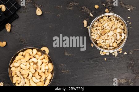 Lastra di ardesia con noci di acino tagliate di fresco (primi piani, messa a fuoco selettiva) Foto Stock