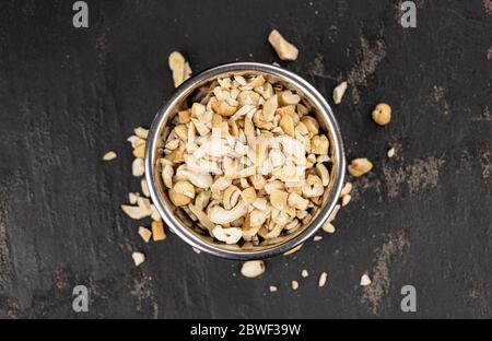 Lastra di ardesia con noci di acino tagliate di fresco (primi piani, messa a fuoco selettiva) Foto Stock