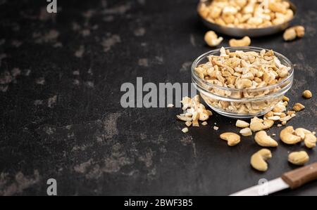 Lastra di ardesia con noci di acino tagliate di fresco (primi piani, messa a fuoco selettiva) Foto Stock