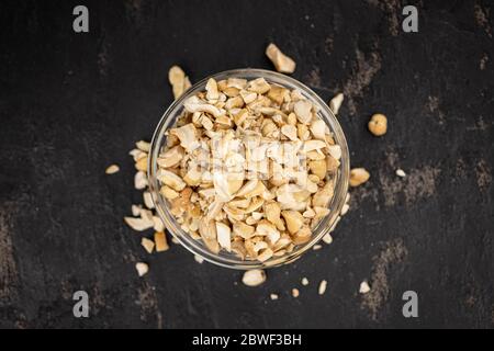 Lastra di ardesia con noci di acino tagliate di fresco (primi piani, messa a fuoco selettiva) Foto Stock
