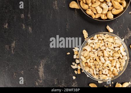 Lastra di ardesia con noci di acino tagliate di fresco (primi piani, messa a fuoco selettiva) Foto Stock
