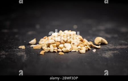 Lastra di ardesia con noci di acino tagliate di fresco (primi piani, messa a fuoco selettiva) Foto Stock